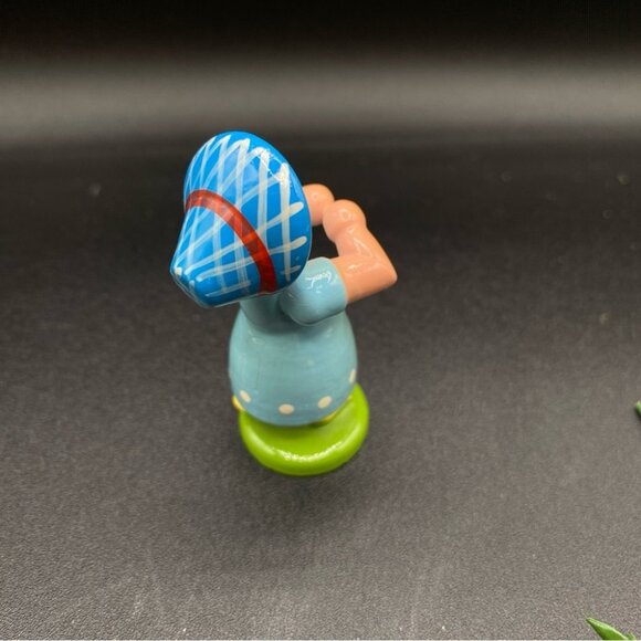 Very Old ERZGEBIRGE German Hand Carved Wooden Girl Holding Yellow Daffodil - Picture 15 of 15